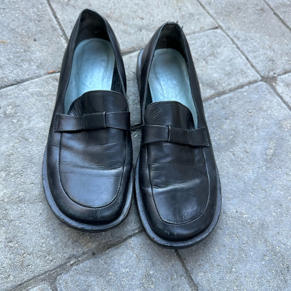 Stylish BCBG black leather loafer with detail in front size 5 1/2 (35 1/2).